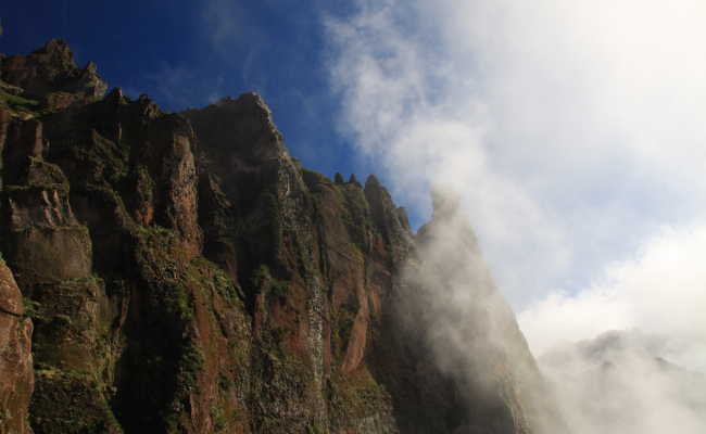 Wolkenspiel in steilen Bergwänden