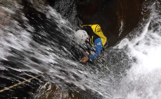 Abseilen beim Canyoning