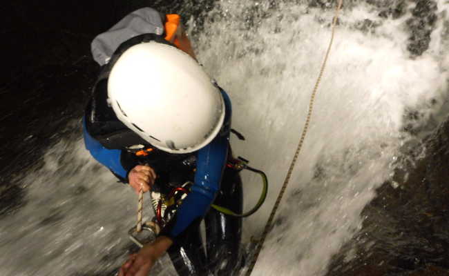 Abseilen beim Canyoning