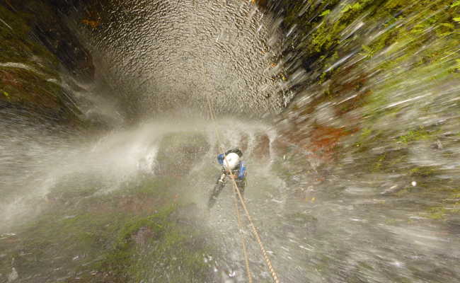 Action in Porto Moniz Schlucht in Porto Moniz