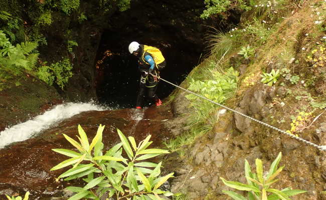Der letzte Abseiler vor dem Ausstieg am Ribeira Grande Der letzte Abseiler vor dem Ausstieg
