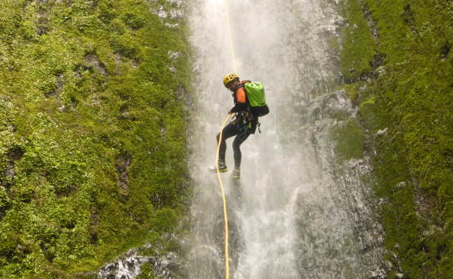 Abseilen beim Canyoning