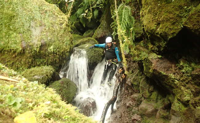 Abklettern gehört beim Canyoning dazu Abklettern beim Canyoning