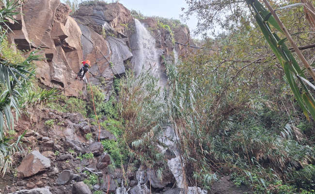 Abseilen Abseilen in die Schlucht