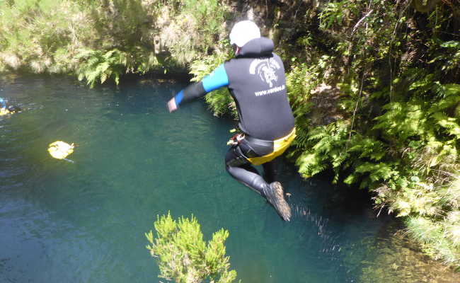 Springen in kristallklare Pools