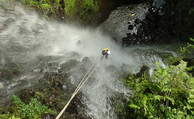 50 Meter Wasserfall bei Porto Moniz, Madeira