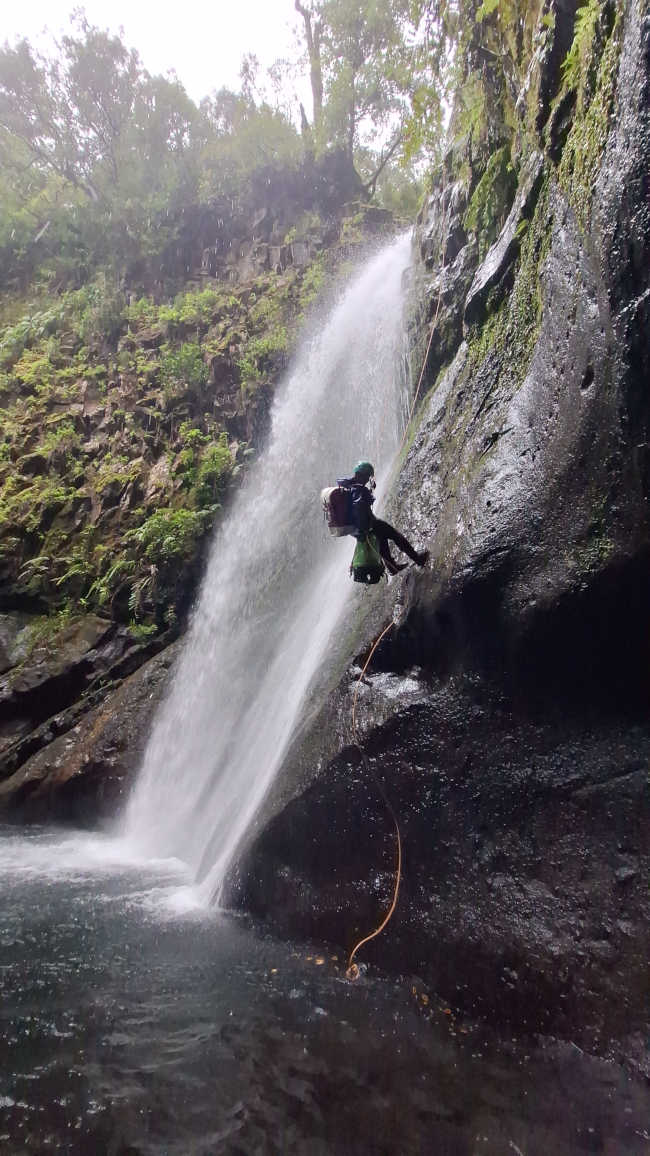 Macki und Lucy am Wasserfall
