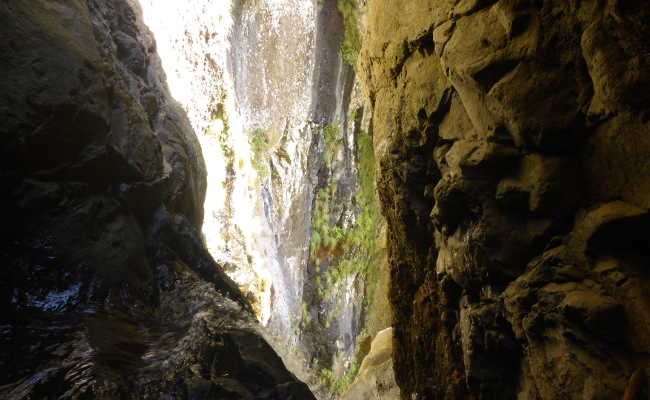 Tolle Engpassage Engpassage vor dem hohen Wasserfall