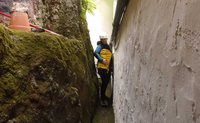Rueckweg an der Kirche vorbei Die engste Passage, der Rueckweg