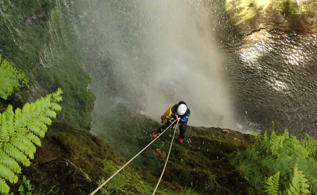 Abseilen im Wasserfall