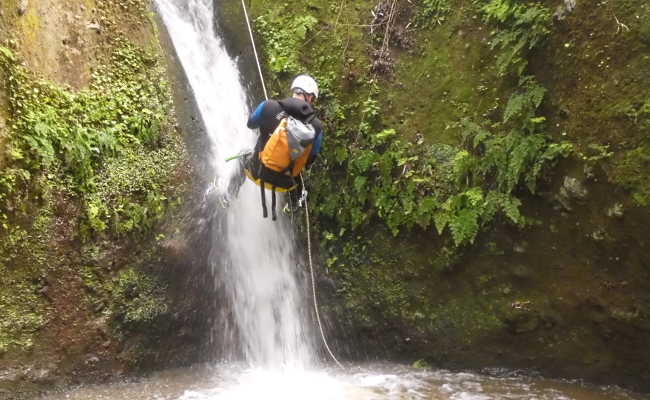 Abseilen im Wasserfall