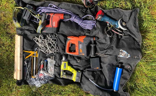 Unser Werkzeug: Akku Bohrhammer, Flex, Seile etc Akku Bohrhammer, Flex, Seile, Werkzeug