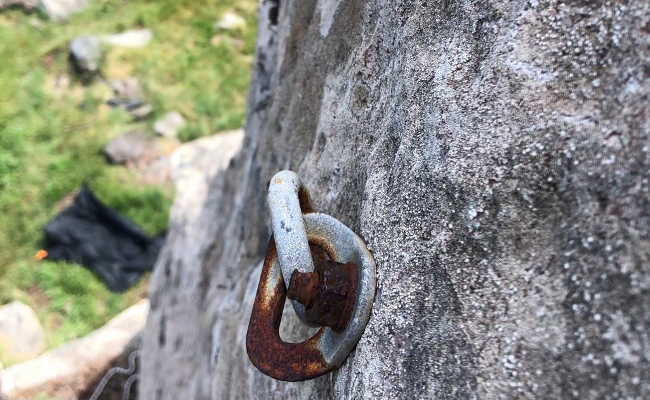 Alte Haken, korrodiert und gefährlich Alte Haken in Madeira