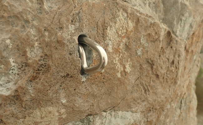 Loch für den Haken einer Kletterroute So sieht ein vernünftig gebohrtes Loch aus