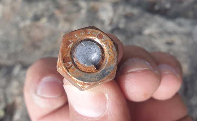 Abgescherte Schraube eines Hakens Abgescherte Schraube