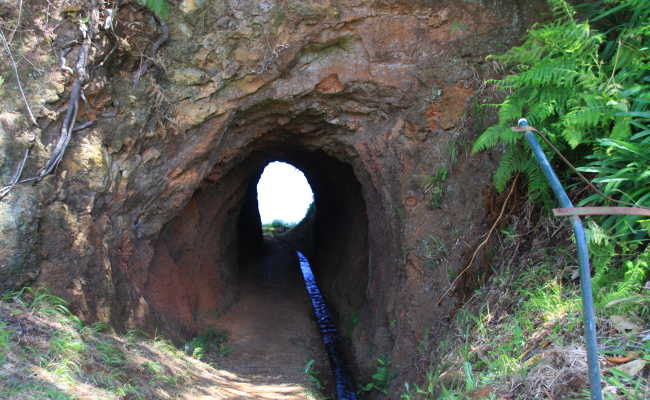 Wandern durch den kurzen Tunnel