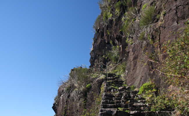 Wanderweg, steile Felswand