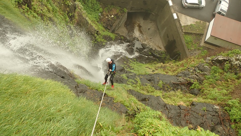 Abseilen im hohen Wasserfall im Agua Alto Abseilen im Aqua Alto