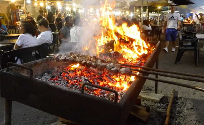 Offenes Feuer Und hier gegrillt