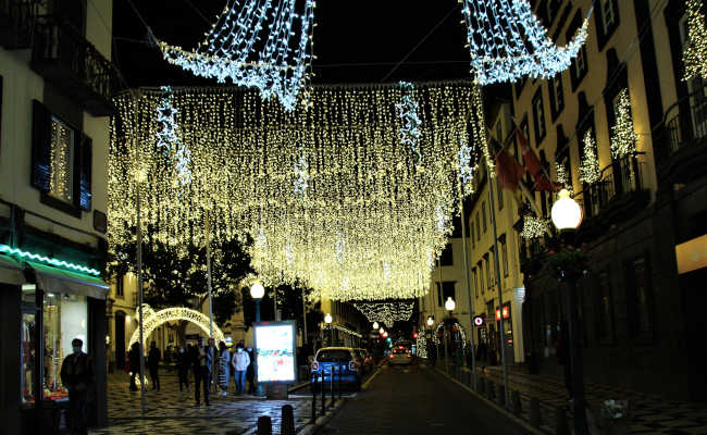 Leuchtende Strassenlichter in Madeira Strassenlichter in Funchal