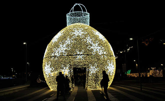 Leuchtende Weihnachtskugel in Madeira Leuchtende Weihnachtslichter am Hafen