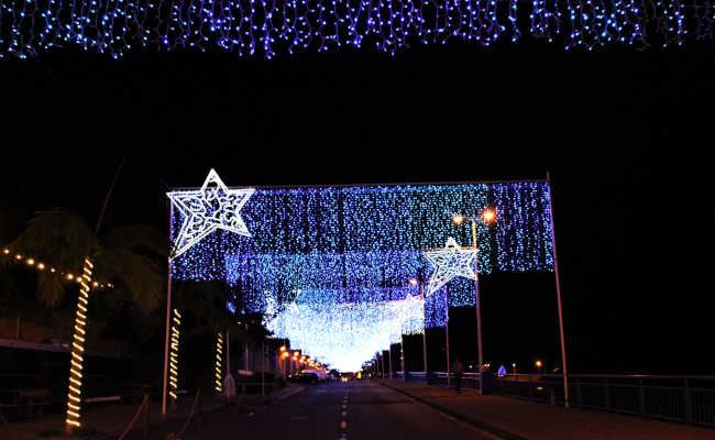 Calheta im Weihnachtslicht Beleuchtung in Calheta