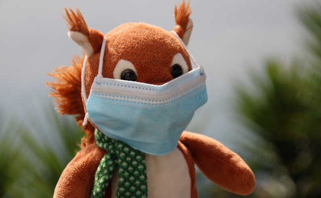 Mucki mit seiner Maske Mucki mit Maske