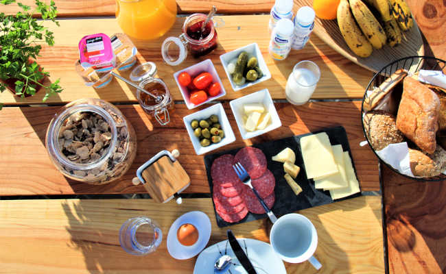 Frühstücksbuffet: Brot, Brötchen, Marmelade