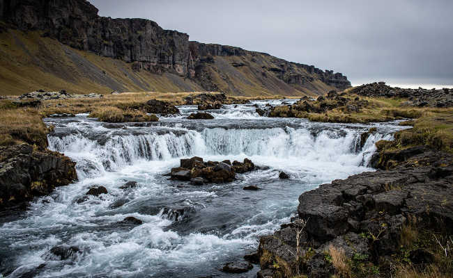 Ein kleiner Wasserfall entsteht